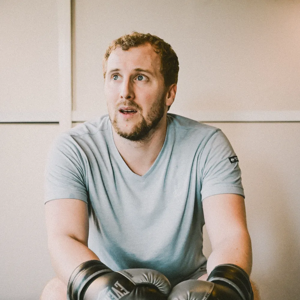 Collaborateur en gants de boxe