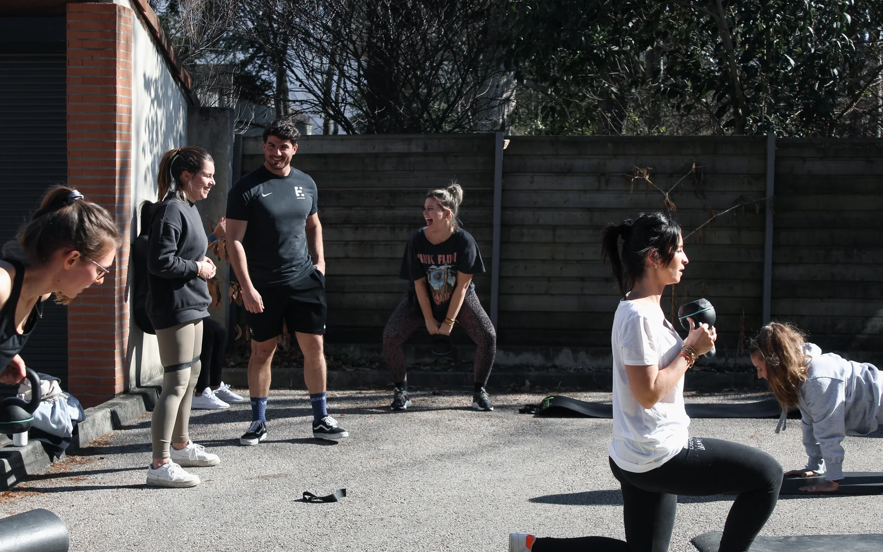 Séance collective de renforcement animée par CORPO Coaching en extérieur