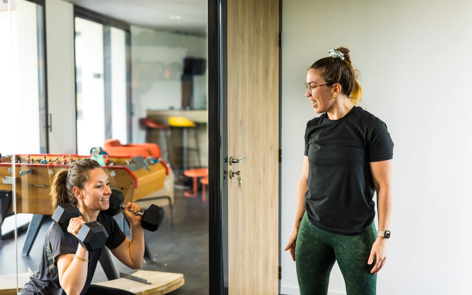 Séance de renforcement musculaire dans l’espace détente d’une entreprise, encadrée par une coach CORPO Coaching