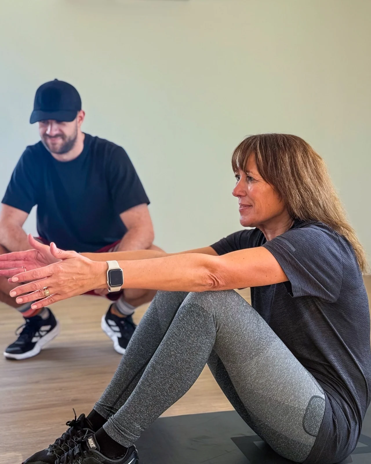 Un coach CORPO observe une collaboratrice pendant un étirement