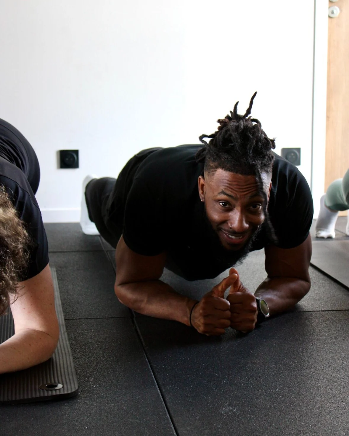 Un coach CORPO donne le rythme pendant une séance de gainage